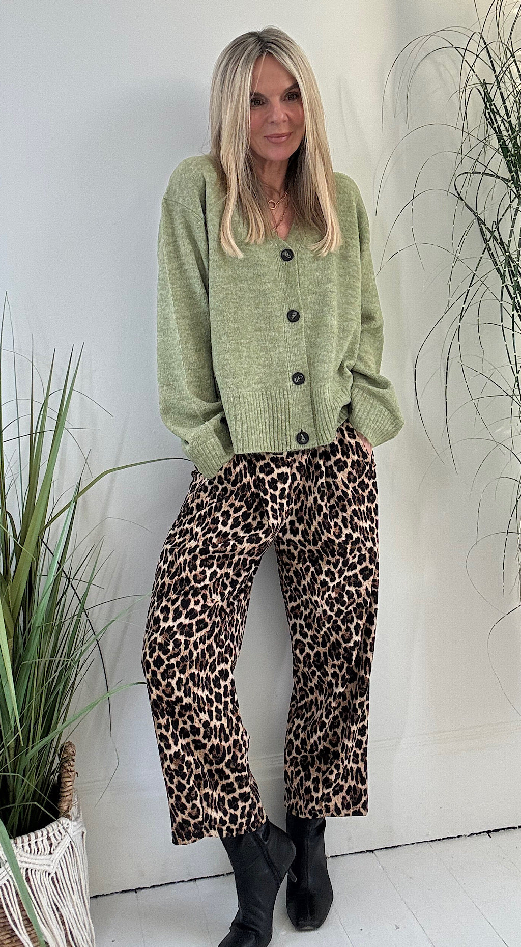 Leopard barrel leg jogger