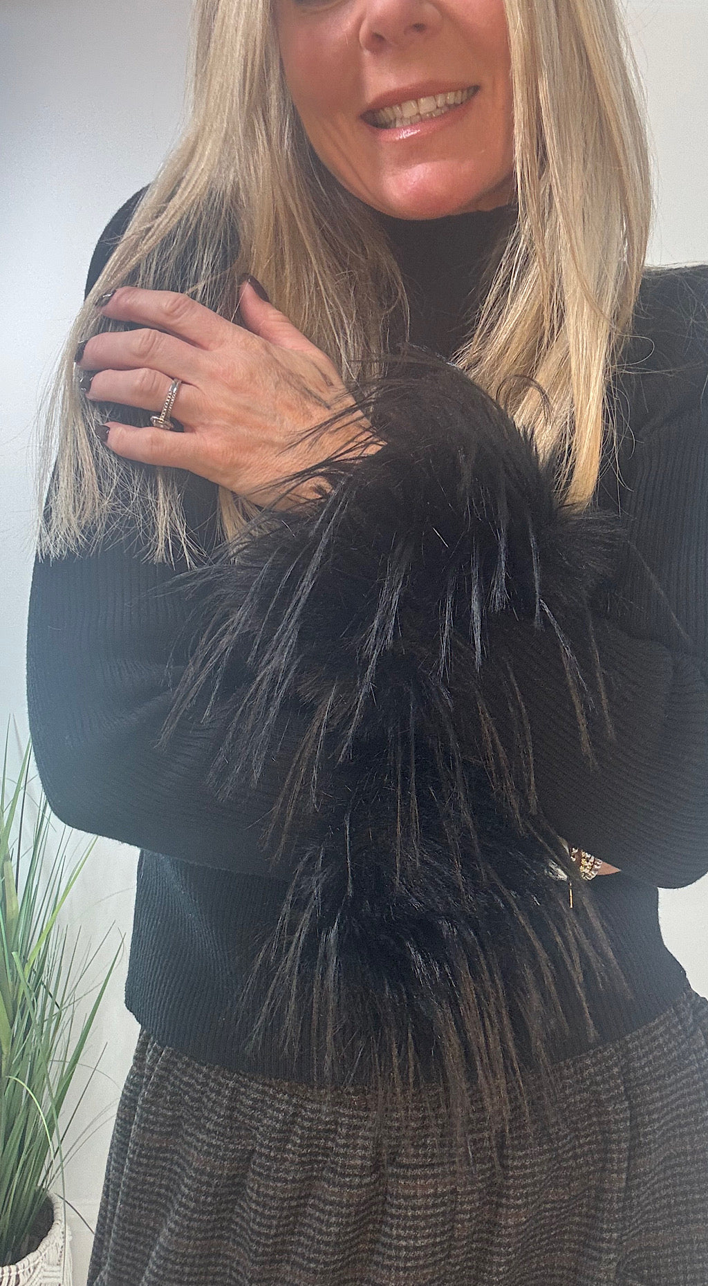 Fur cuff knit black