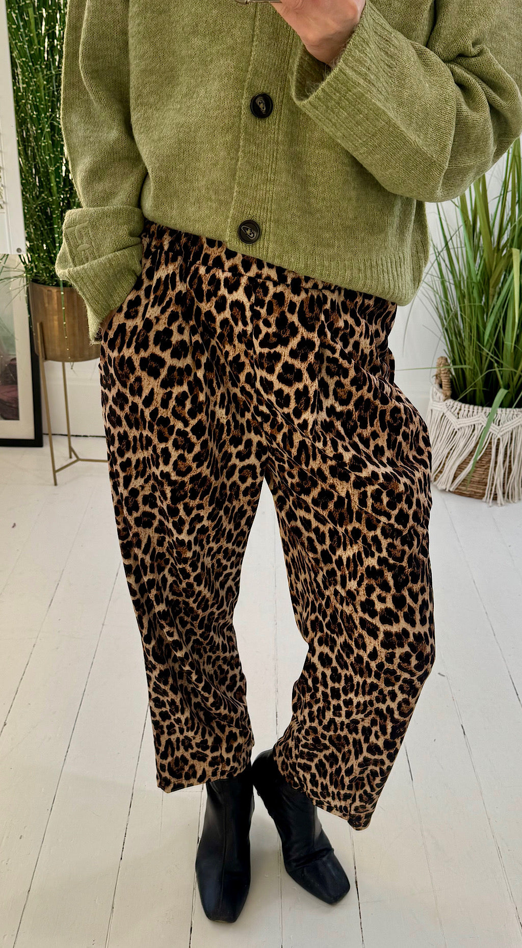 Leopard barrel leg jogger
