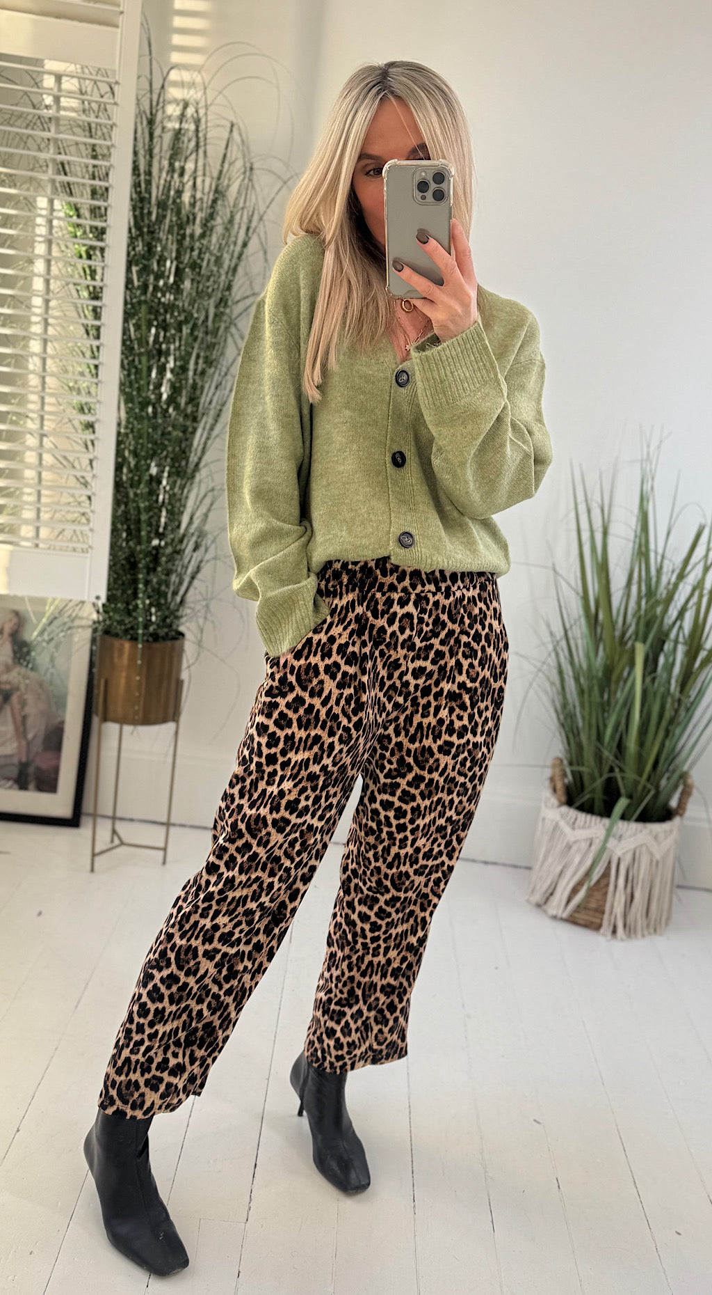 Leopard barrel leg jogger