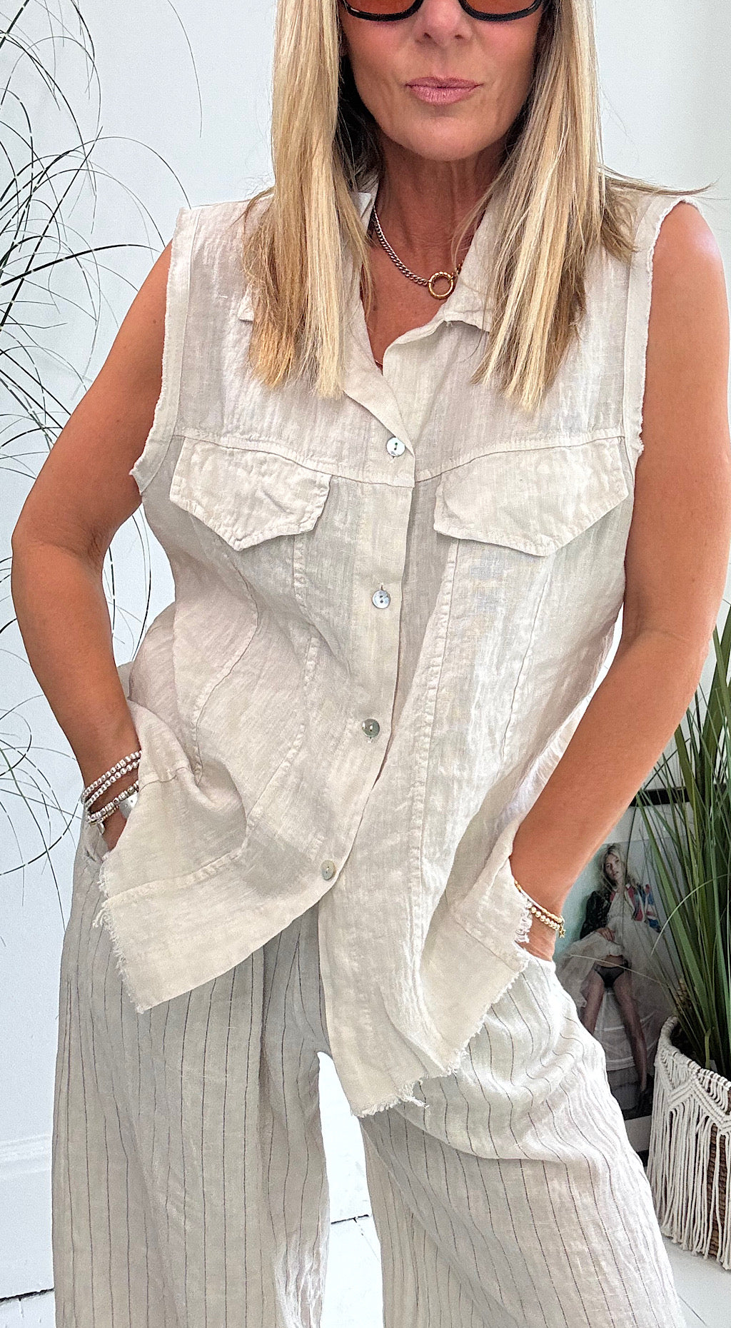 Sleeveless linen shirt cream
