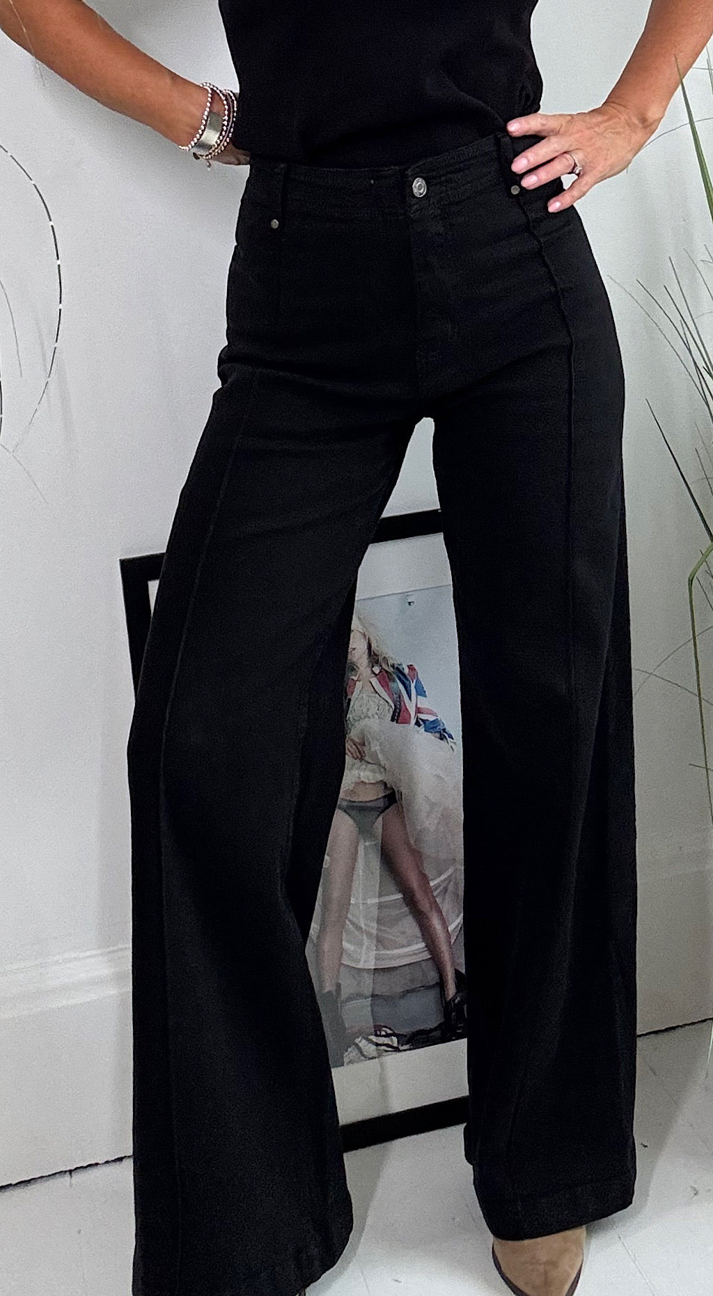 Seam Front Flared Jean - black