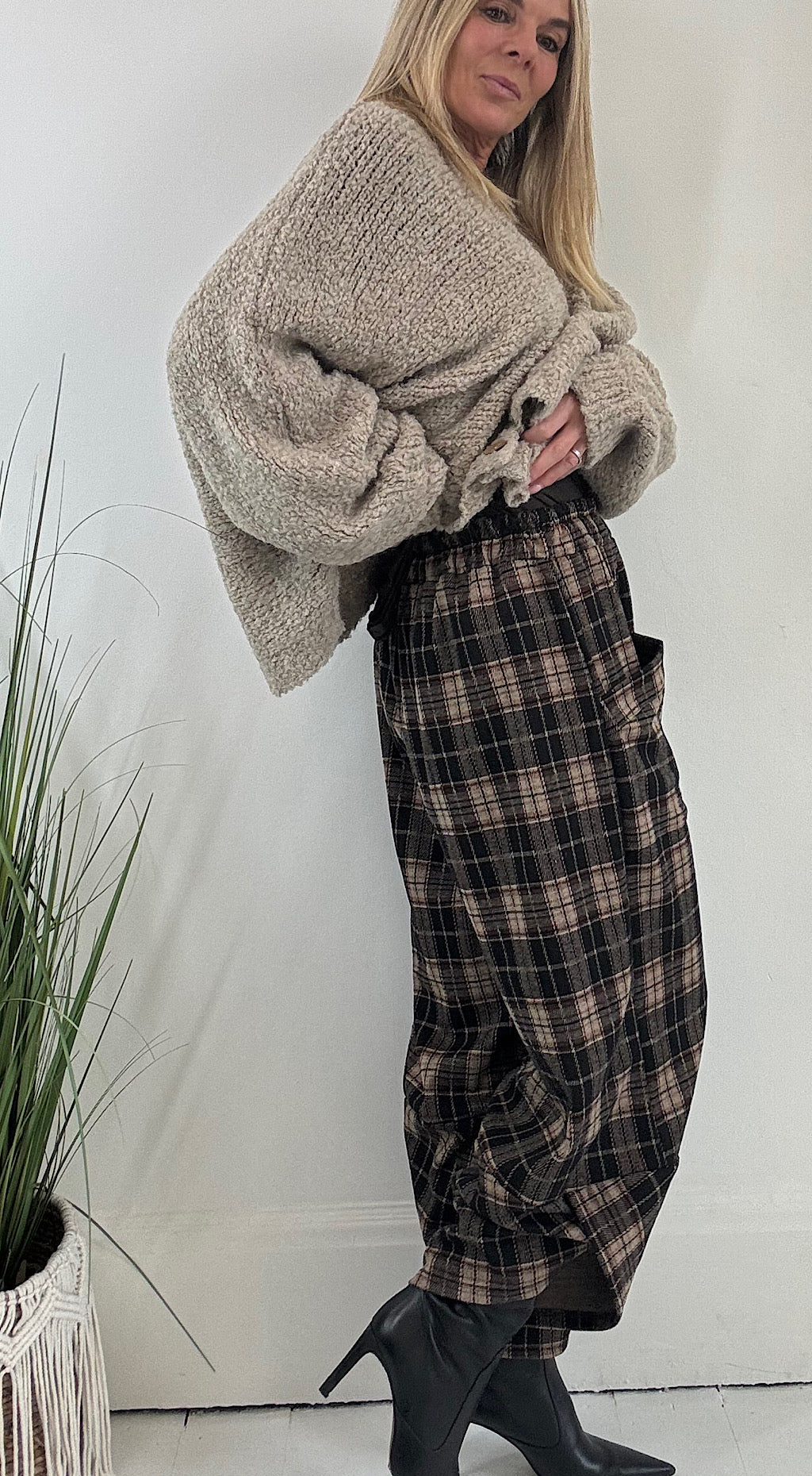 Traitors Check Cocoon Pant - black mix