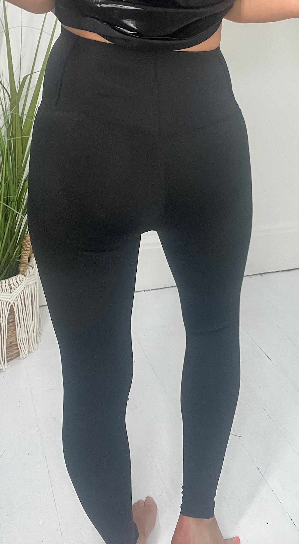 Matt black leggings