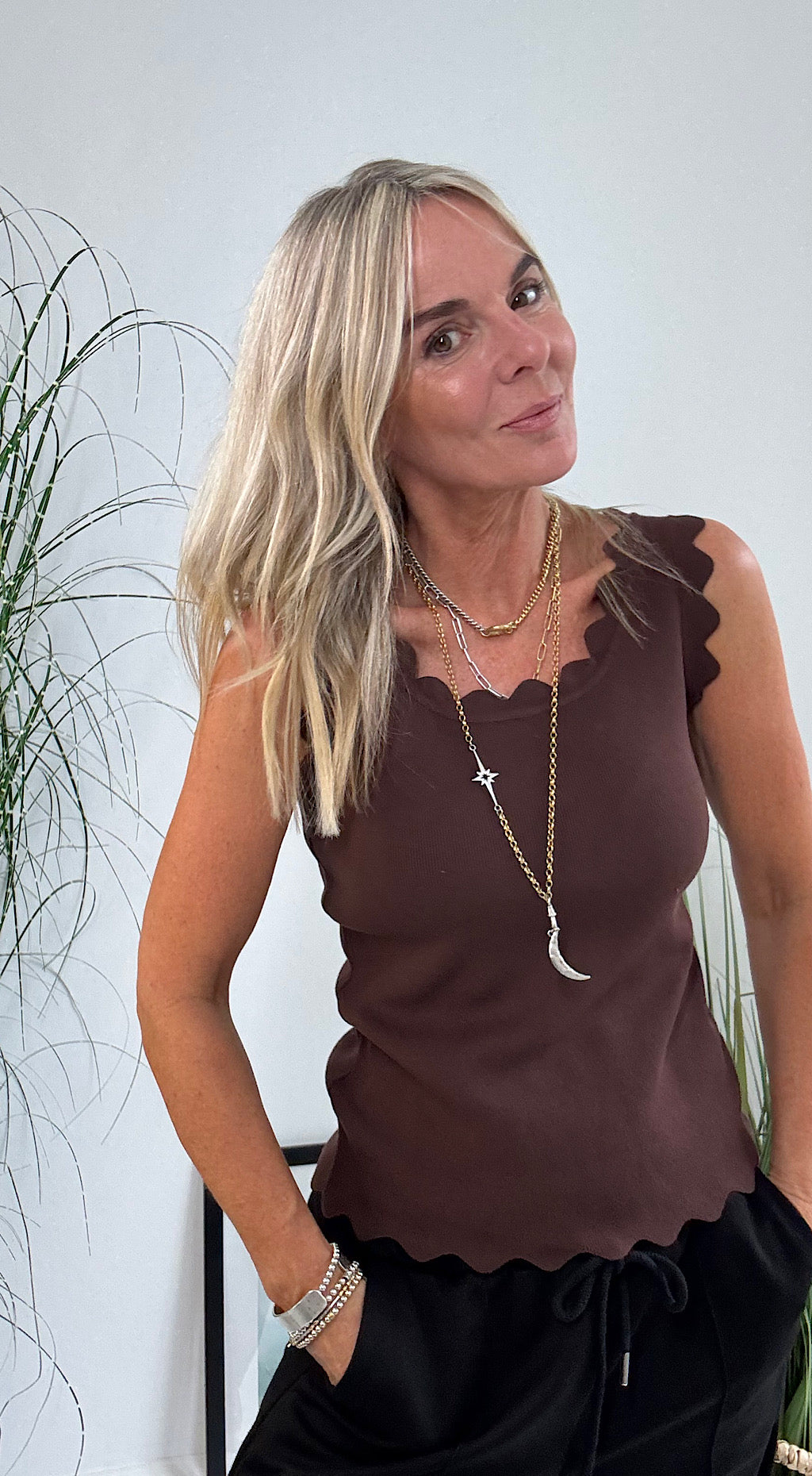 Scalloped knitted vest brown