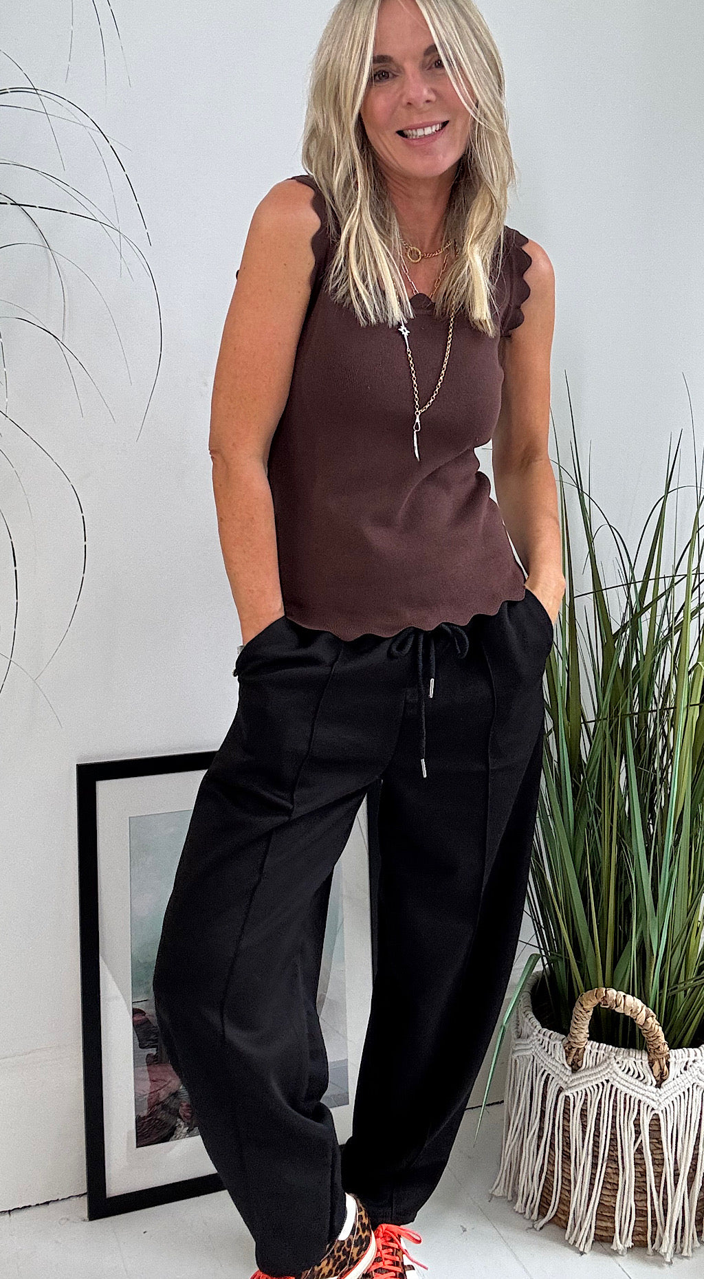 Scalloped knitted vest brown