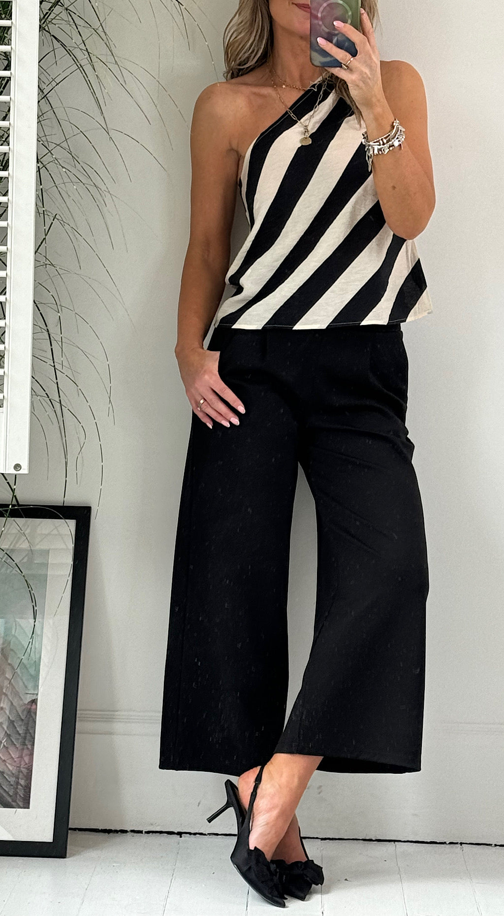 One shoulder stripe monochrome top