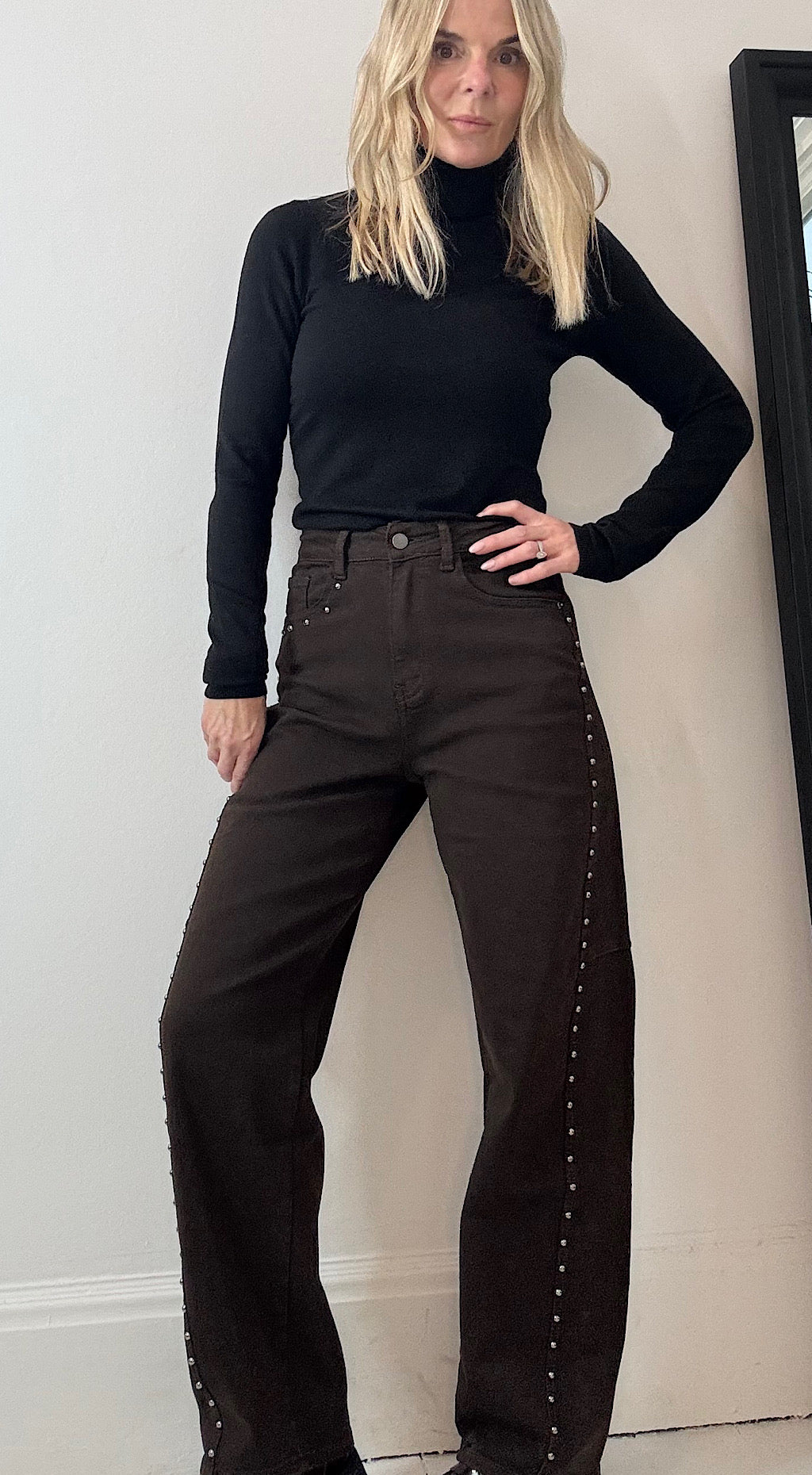 Studded barrel jean brown