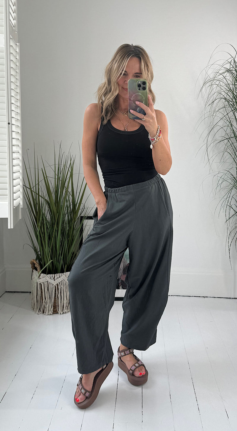 Cocoon pant in charcoal