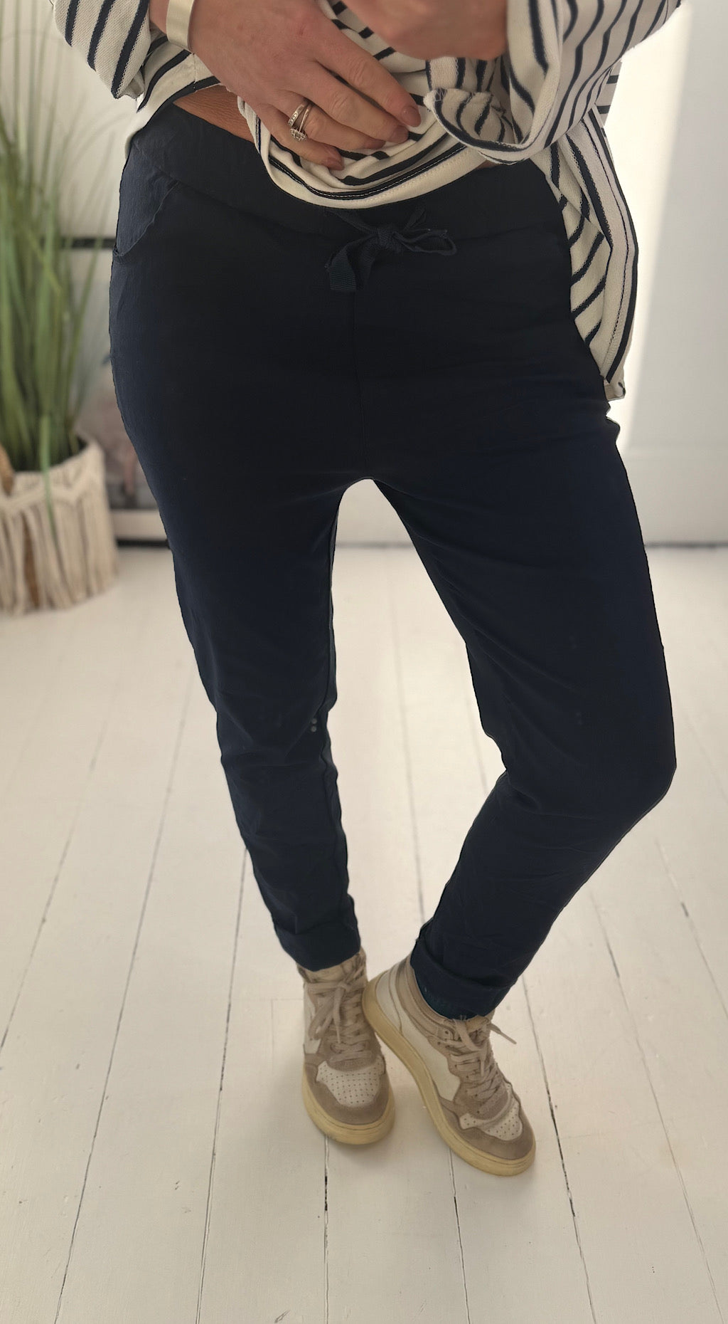 Skinny navy joggers