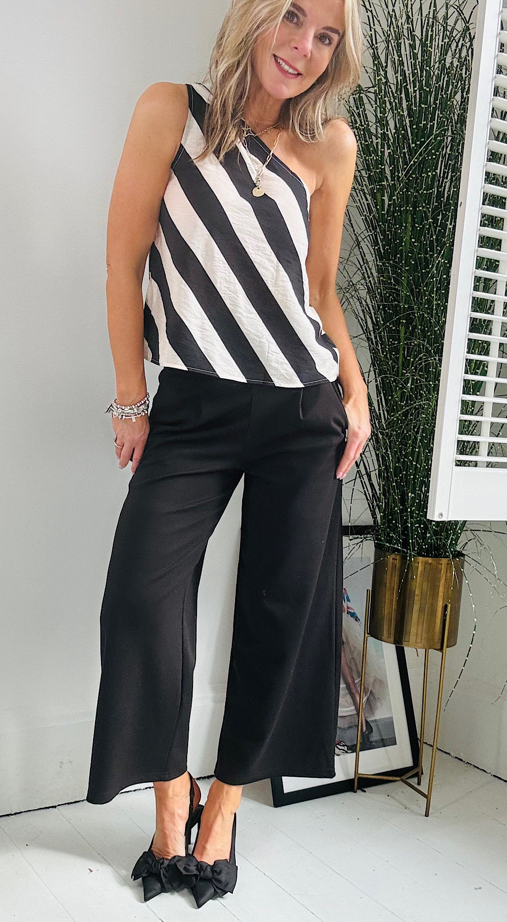 One shoulder stripe monochrome top