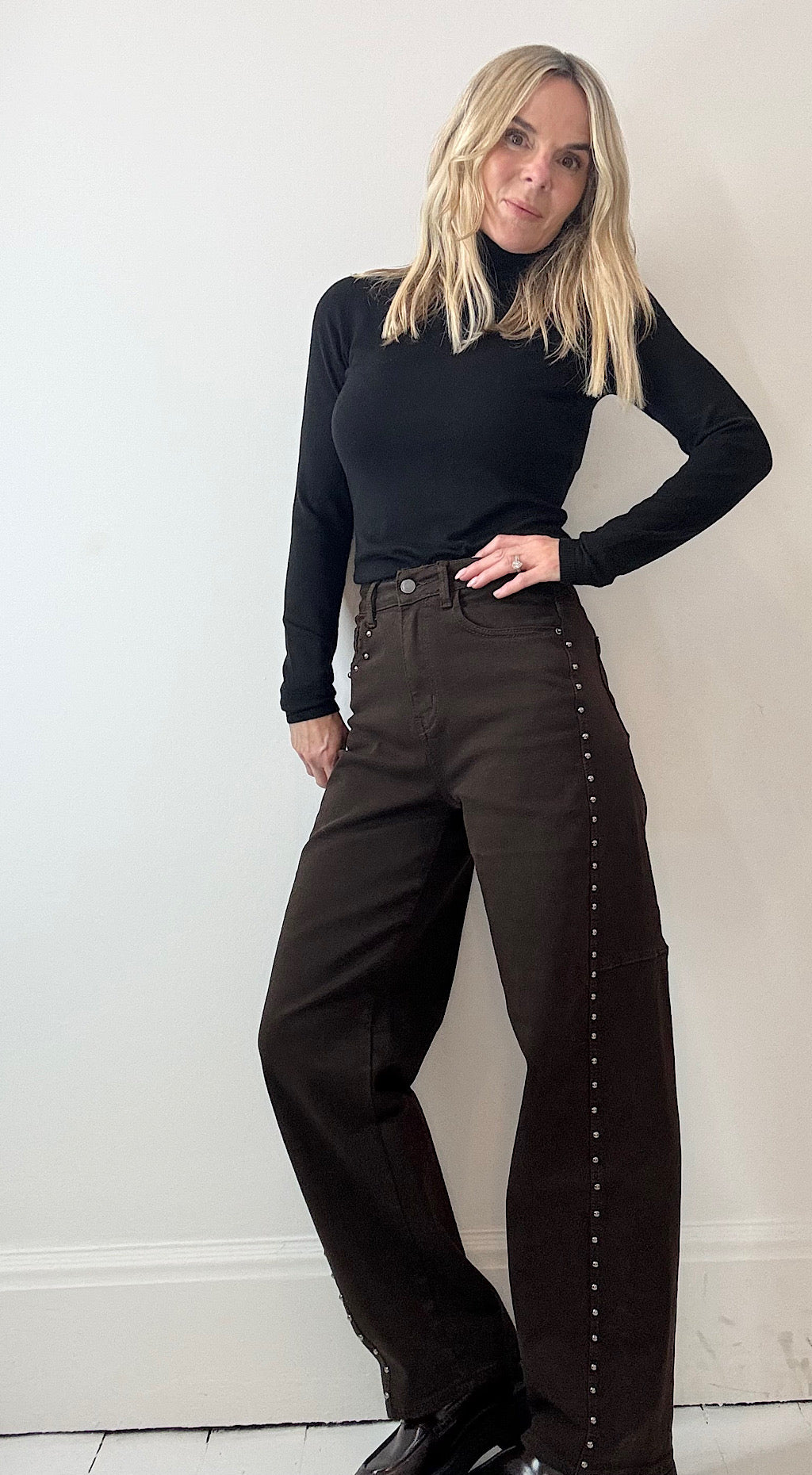 Studded barrel jean brown