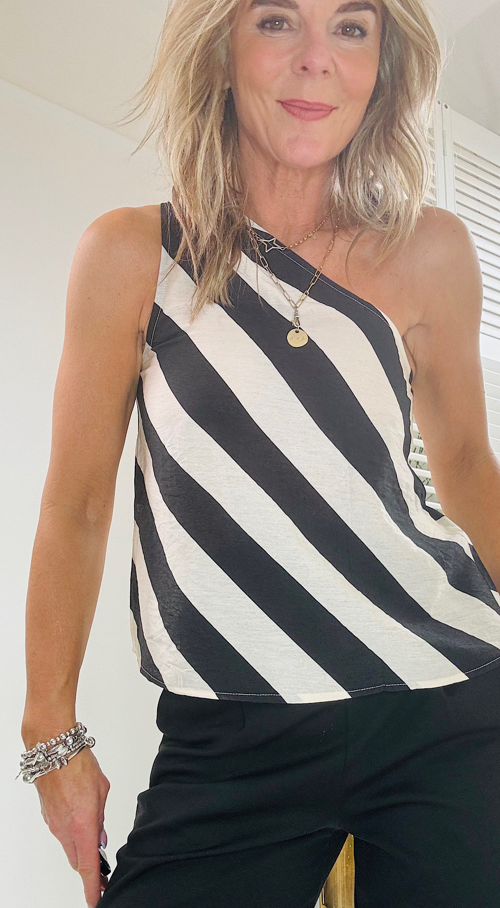 One shoulder stripe monochrome top