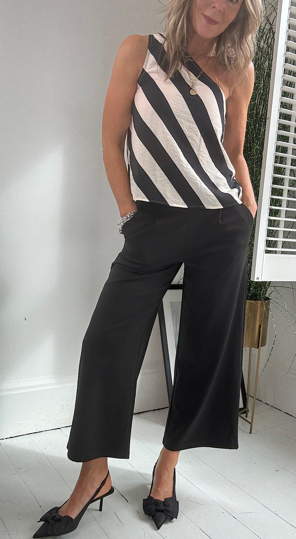 One shoulder stripe monochrome top