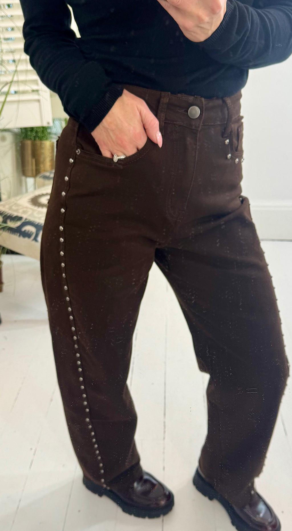 Studded barrel jean brown